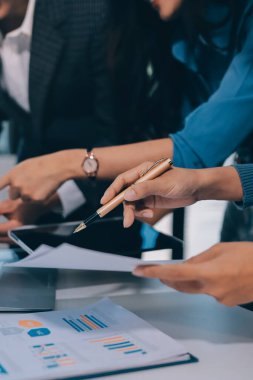 Muhasebe şirketi kazançlı nakit akışı için finansman ve vergilendirme planlaması, ofiste çalışan denetçi ve muhasebeci ekibi, mali verileri ve muhasebe kayıtlarını hesap makinesiyle analiz eder.