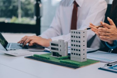 Emlakçı ve müşteri ev, sigorta ya da emlak satın almak için sözleşme imzalarlar. Ev kiralarlar, sigorta yaptırırlar, emlak veya emlak kredisi alırlar..