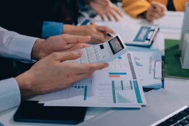 Emlakçı ve müşteri ev, sigorta ya da emlak satın almak için sözleşme imzalarlar. Ev kiralarlar, sigorta yaptırırlar, emlak veya emlak kredisi alırlar..