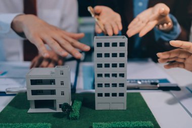 Emlakçı ve müşteri ev, sigorta ya da emlak satın almak için sözleşme imzalarlar. Ev kiralarlar, sigorta yaptırırlar, emlak veya emlak kredisi alırlar..