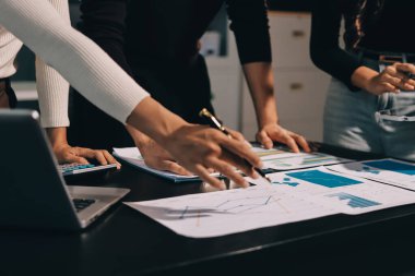 Muhasebe şirketi kazançlı nakit akışı için finansman ve vergilendirme planlaması, ofiste çalışan denetçi ve muhasebeci ekibi, mali verileri ve muhasebe kayıtlarını hesap makinesiyle analiz eder.