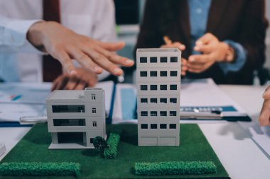 Emlakçı ve müşteri ev, sigorta ya da emlak satın almak için sözleşme imzalarlar. Ev kiralarlar, sigorta yaptırırlar, emlak veya emlak kredisi alırlar..