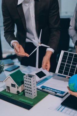 ESG (Çevresel, sosyal, kurumsal yönetim) organizasyon planlaması üzerine beyin fırtınası yapan bir grup iş adamı. Sürdürülebilir işler, iş arkadaşları takım çalışması. Kapat.