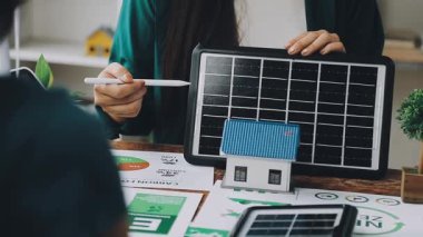 Kadın eli güneş panelini tutuyor ve tablet kullanıyor