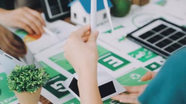 Yeşil enerjili ve güneş panelli genç kadın el kağıdı.