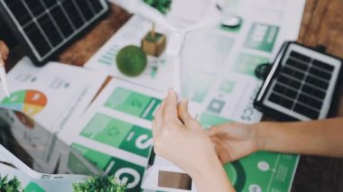 İş kadını enerji tasarrufu ile tutuyor ve yazıyor..