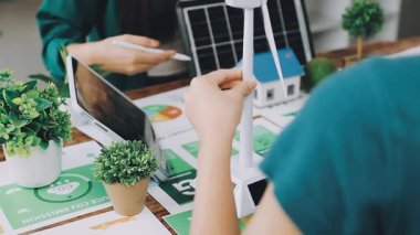 Kafede dijital tablet üzerinde çalışan kadın tasarımcı