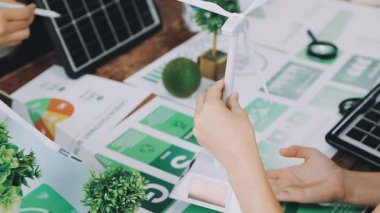 Modern ofiste iş ekibi toplantısı ve laptopla çalışma