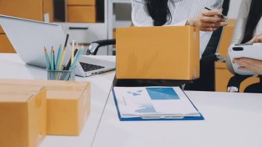 Ofisteki Dizüstü bilgisayarda çalışan iş kadını