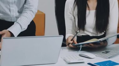 Genç Asyalı iş kadını ofiste çalışıyor. Modern ofiste dizüstü bilgisayarda çalışan iş kadını..