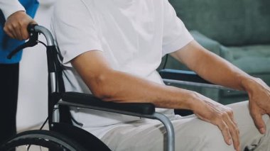 Tekerlekli sandalyedeki adam