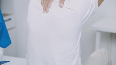 Doktor hasta koğuşunda..