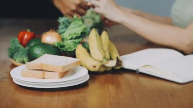 Adam mutfakta sağlıklı yemek hazırlıyor.