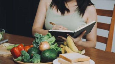 Kadın, sağlıklı bir yemek için yemek hazırlıyor.