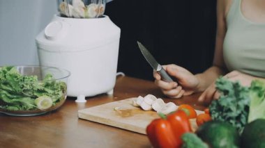 Kadının taze sebze salatası hazırlarken yakın plan fotoğrafı.