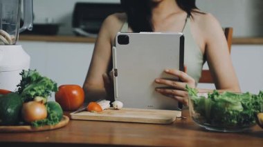 Genç bir kadın akıllı telefonuyla selfie çekiyor.