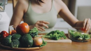 Sağlıklı yaşam tarzı ve yemek konsepti. Kadın mutfakta sağlıklı yemek hazırlıyor.