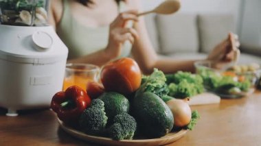 kadın sebze ile mutfakta