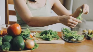 Sağlıklı beslenme için sağlıklı salata hazırlayan kadın