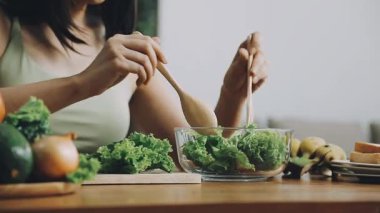 Sağlıklı yemek. Mutfakta genç bir kadın.