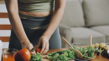 sağlıklı yaşam tarzı konsepti. Genç bayan sağlıklı salata hazırlıyor..