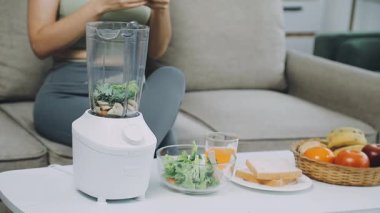 Kadın evde sağlıklı sebze suyu hazırlıyor.