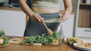 Kadın mutfakta sağlıklı yemek pişiriyor. sağlıklı yaşam tarzı kavramı.