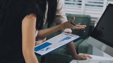 Ofiste tablet kullanan iş kadını.