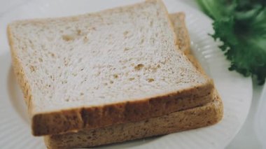 Bir dilim buğdaylı taze ekmek.