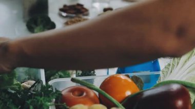 Yakın plan - Bir adamın elinde sebzeli cam şişe.