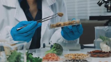 Bir laboratuvar asistanıyla çalışan bilim adamı, yakın plan. Bilimsel laboratuvar araştırmaları, yeni bilimin gelişimi. İlaç. Bilimsel bir laboratuvarda araştırma