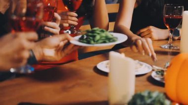 Arkadaşlar evde kutlama yapıyor, içki içiyorlar.