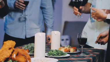 partide şarap içme arkadaşları