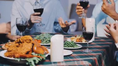 Gençler yemek yiyor.