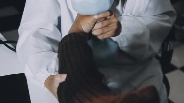 Doktor hastanın elinin muayenesini hazırlıyor.,