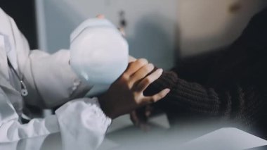 Doktor ellerinin ve hastanın muayenehanesini kapatın..