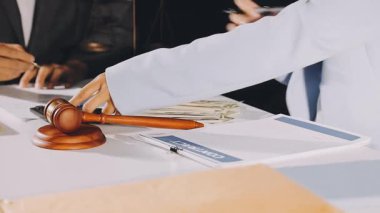 Avukat ve müvekkil büroda. Ofiste çalışan avukat..