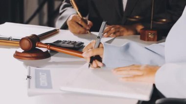 Yargıç Tokmak mahkeme masasında.