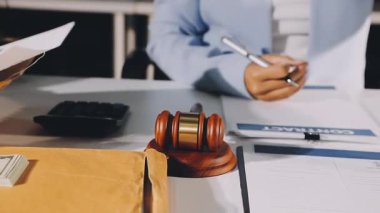 Ofiste belgeleri olan takım elbiseli bir işadamı.