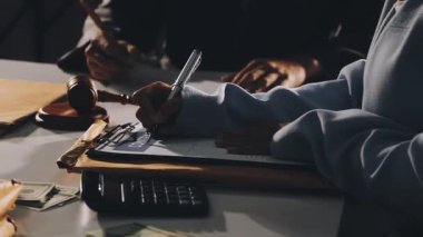 Ofisinde çalışan işadamının yakın görüntüsü.