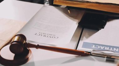 Yargıç tokmak ve kalem tahtada.