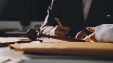 Ofiste çalışan bir avukat..