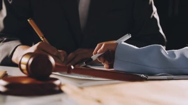 Takım elbiseli erkek avukat ve elinde çekiçle gözlük.