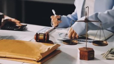 Ofiste çalışan iş adamları