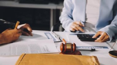 Avukat avukat yasal belge ve avukat ile sözleşme üzerinde çalışıyor.