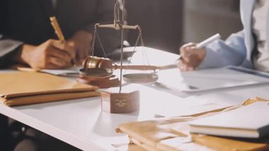 Bilgisayarda çalışan iş adamlarını kapatın.