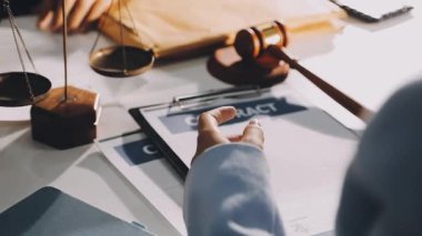 Ofisteki işadamı bilgisayarla çalışıyor.