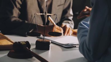 Ofiste çalışan avukat, hukuk ve adalet..