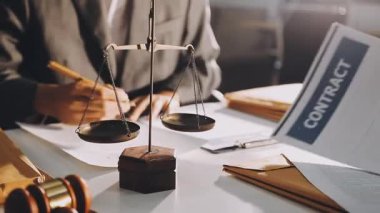 Masada tokmak ve yasal belgelerle çalışan iş adamı avukat. Hukuki tavsiye, hukuk ve adalet. Hukuk hizmetleri kavramı