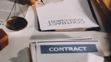 Yasal belge büroda..